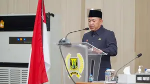 Wakil Bupati Sukabumi Andreas saat  membacakan Nota Pengantar Bupati atas Raperda tentang Pertanggungjawaban Pelaksanaan APBD 2024 dalam Rapat Paripurna, Rabu (18/6/2025). (Sumber: Humas DPRD Kabupaten Sukabumi)