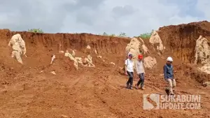 Aktivitas tambang tanah merah di Kampung Batu Asih, Desa Sekarwangi, Kecamatan Cibadak, Kabupaten Sukabumi disidak oleh Pemerintah | Foto : Ibnu Sanubari
