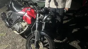 Sepeda motor yang dikemudikan korban di jalan Loji Sukabumi | Foto : Dok. Polsek Simpenan