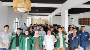 Anggota DPRD Jawa Barat, Muhammad Jaenudin, bersama peserta sosialisasi Perda Nomor 3 Tahun 2021 tentang Penyelenggaraan Perlindungan Anak. Selasa (3/6/2025) di Aula RM Onee-san, Sukabumi | Foto : Tim ADC/Baim