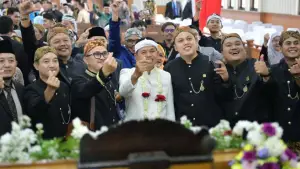 Gubernur Jawa Barat Dedi Mulyadi selepas menghadiri rapat paripurna istimewa dalam rangka Hari Jadi ke - 24 Kota Cimahi di Gedung DPRD Kota Cimahi, Sabtu (21/6/2025). | Foto: Humas Jabar
