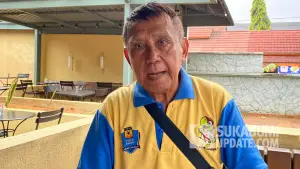 Deden Achadiyat saat diwawancarai soal dugaan mafia tanah di balik pembangunan Masjid Raya Al-Jabbar. Deden adalah warga Sukabumi sekaligus mantan Sekda Kabupaten Sukabumi periode 2015-2020. | Foto: SU/Asep Awaludin