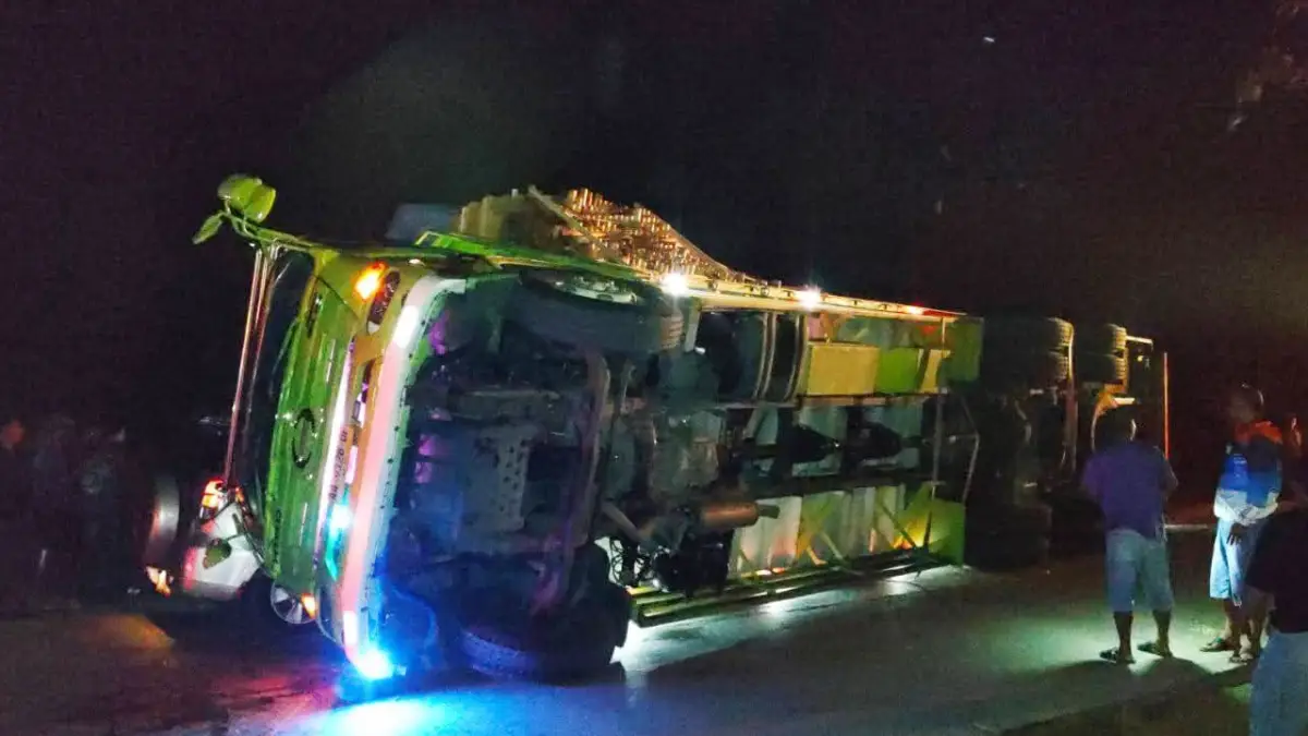 Truk Muatan Triplek Terbalik di Jampangtengah Sukabumi, Timpa Mobil