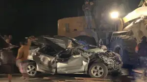 Kondisi mobil yang tertimpa truk Hino bermuatan triplek di tanjakan Poponcol, Jampangtengah, Kabupaten Sukabumi | Foto : Dok. Warganet