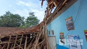 Ruang kelas di SMPN 4 Simpenan Satap (Ratu Atap) di Kampung Padaasih, Desa Mekarasih, Kecamatan Simpenan, Kabupaten Sukabumi, ambruk pada Selasa pagi (24/6/2025) sekitar pukul 06.00 WIB (Sumber: su/ilyas)
