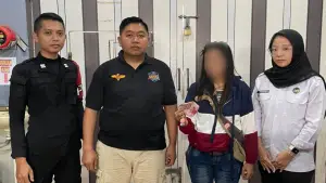 Seorang pengunjung wanita (kedua dari kanan) saat diamankan petugas Lapas Kelas IIA Warungkiara, Kabupaten Sukabumi | Foto : Dok. Lapas