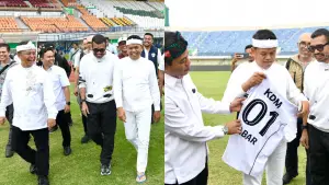 Gubernur Jabar KDM saat mengecek kesiapan si Jalak Harupat bersama Ketua Organizing Committee (OC) Piala Presiden 2025, Arya Sinulingga. (Sumber Foto: Biro Adpim Jabar)