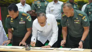 Penandatanganan komitmen bersama  pemerintah daerah kabupaten/kota se-Jawa Barat dengan Korem dan Kodim dari Kodam Jaya dan Kodam III/Siliwangi di Jakarta | Foto : Dokpim