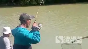 Seseorang sedang memancing di Sungai Cikaso, Kabupaten Sukabumi. | Foto: SU/Ragil Gilang