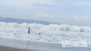 Kondisi gelombang di perairan pesisir Sukabumi, Sabtu 28 Juni 2025 (Sumber: SU/Ilyas)
