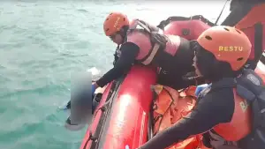 Evakuasi jenzah wisatawan asal Bogor di perairaran pantai Kebon Kalapa, Karanghawu, Cisolok, Kabupaten Sukabumi | Foto : Dok. Tim SAR