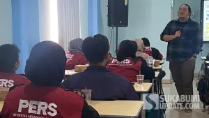 Para peserta Persma saat mendapatkan pemaparan dari narasumber dalam kegiatan Pelatihan Jurnalistik di Kampus UMMI Sukabumi. Senin (30/6/2025) | Foto : Asep Awaludin
