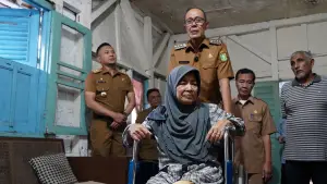Ayep Zaki, menyerahkan secara langsung bantuan kursi roda kepada Bu Eti Susilawati, warga RT 01 RW 04 Kelurahan Kebonjati, Kecamatan Cikole, Senin (30/6/2025). (Sumber: dokpim kota sukabumi)