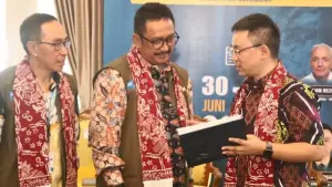Bupati dan Sekda Kabupaten Sukabumi terima kedatangan tim revaliadasi geopark ciletuh palabuhanratu (Sumber: dokpim Kabupaten Sukabumi)