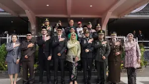 Ketua DPRD Kota Sukabumi Wawan Juanda hadiri peringatan Hari Bhayangkara ke-79 di Lapang Merdeka, Selasa (1/7/2025) | Foto : Humas DPRD