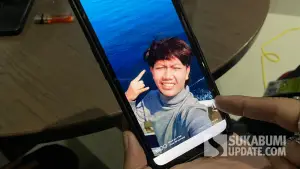 Rangga saat menunjukan poto Bagas, warga Kota Sukabumi korban TPPO di Kamboja. (Sumber Foto: su/awal)
