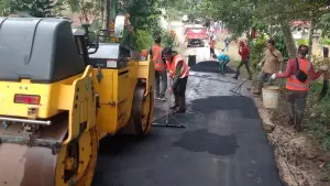 Kegiatan rehabilitasi jalan di ruas Pondok Tisuk–Kalaparea, Desa Kalaparea, Kecamatan Nagrak. Kabupaten Sukabumi (Sumber: dinas pu)