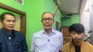 Wali Kota Sukabumi Ayep Zaki didampingi Dinas Tenaga Kerja saat mengunjungi rumah keluarga korban TPPO | Foto : Asep Awaludin