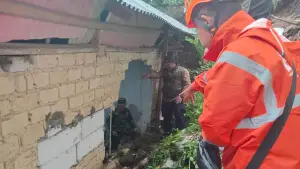 Salah satu rumah terdampak longsor di Kecamatan Parakansalak, Kabupaten Sukabumi, pada Minggu dini hari (6/7/2025) sekitar pukul 02.15 WIB | Foto : P2BK Parakansalak