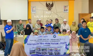 Foto bersama santunan anak yatim karyawan/karyawati dan manajemen PT Indolakto Cicurug 1 Kabupaten Sukabumi. | Foto: Istimewa