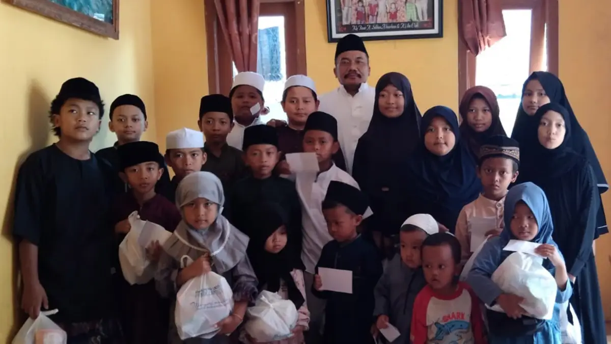 Penyerahan santunan untuk anak yatim. | Foto: Istimewa