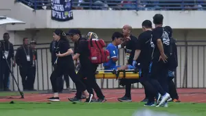 Achmad Jufriyanto ditandu ke luar lapangan saat Persib melawan Port FC di Gurp B Piala Presiden 2025 di Stadion Si Jalak Harupat Kabupaten Bandung. (Sumber : PERSIB.co.id/Fernando Hero).
