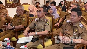 Sekda Kabupaten Sukabumi Ade Suryaman mengikuti rakor pembahasan Koperasi Desa Merah Putih di Pendopo Sukabumi pada Senin (7/7/2025). | Foto: SU/Turangga Anom