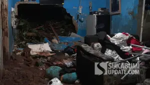 Salah satu rumah di Desa Bojonggenteng, Kecamatan Bojonggenteng, Kabupaten Sukabumi, yang tertimpa tanah longsor pada Rabu (9/7/2025) dini hari. | Foto: P2BK Bojonggenteng