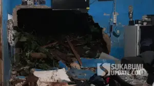 Salah satu rumah di Desa/Kecamatan Bojonggenteng, Kabupaten Sukabumi, yang tertimpa tanah longsor pada Rabu (9/7/2025) dini hari. | Foto: P2BK Bojonggenteng