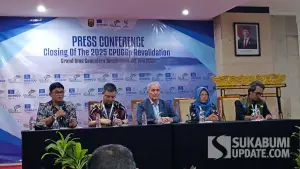 Kadispar Sukabumi Sendi Apriadi bersama dua asesor UNESCO saat Press Conference Closing Of The 2025 CPUGGp Revalidation di di Aula Grand Inna Samudera Beach Hotel (GISBH), Palabuhanratu, Kamis (3/7/2025). (Sumber Foto: SU/Ilyas)