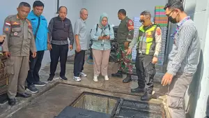 Tim gabungan DLH dan DPMPTSP Kabupaten Sukabumi saat inspeksi mendadak (sidak) restoran Mie Gacoan di Jalan Raya Cibadak No. 93A, Kecamatan Cibadak, Rabu (9/7/2025) | Foto : Dok. DPMPTSP