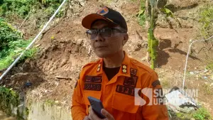 Kepala Bidang Kedaruratan dan Logistik BPBD Kabupaten Sukabumi Solihin Abidarda di sekitar lokasi longsor di Desa/Kecamatan Bojonggenteng. | Foto: SU/Ibnu Sanubari