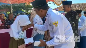 Pemberian santunan kepada anak yatim piatu di Desa Pasirpanjang, Kecamatan Ciracap, Kabupaten Sukabumi, Kamis (10/7/2025). | Foto: SU/Ragil Gilang