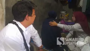 Petugas kesehatan dari Matra Puskesmas Bojonggenteng Fajri Khoerul Umam memantau kondisi ibu korban longsor di Kampung Babakan RT 17/06 Desa/Kecamatan Bojonggenteng, Kabupaten Sukabumi. | Foto: Istimewa