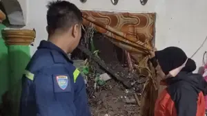 Kondisi pasca longsor yang merusak dua rumah di Bojonggenteng Kabupaten Sukabumi. (Sumber: p2bk)
