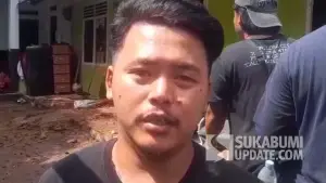 Abdullah (27 tahun), kakak kedua Ibrahim (13 tahun), korban meninggal akibat longsor di Kampung Babakan RT 17/06 Desa/Kecamatan Bojonggenteng, Kabupaten Sukabumi, Rabu dini hari (9/7/2025). | Foto: SU/Ibnu Sanubari