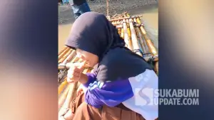 Tangkapan layar rekaman video pelajar menaiki rakit melintasi Sungai Cikaso di wilayah selatan Kabupaten Sukabumi. | Foto: Istimewa