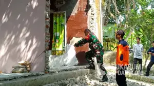 Bagian rumah yang ambruk di Kampung Tegal Nyampai RT 05/02 Desa Loji, Kecamatan Simpenan, Kabupaten Sukabumi. | Foto: Istimewa