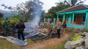 Kebakaran hanguskan rumah berukuran 6 x 6 meter dihuni perempuan lanjut usia bernama Ibu Oob (70 tahun) di Sagaranten, Kabupaten Sukabumi | Foto : Dok. Warga
