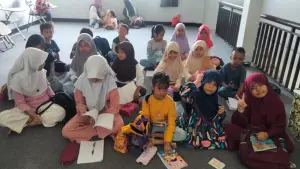Anak-anak PAUD dan SD saat mengikuti kegiatan Tandem Baper atau Tinggalkan Android dalam Empat Jam Bareng Perpustakaan di UPP Cicurug, Kabupaten Sukabumi | Foto : Dok. UPP Cicurug