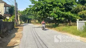 Pengerjaan lapen ruas jalan Ciracap-Ujunggenteng, tepatnya di Pantai Cibuaya, Desa Pangumbahan, Kecamatan Ciracap, Kabupaten Sukabumi. | Foto: SU/Ragil Gilang