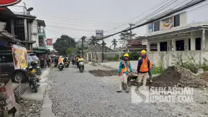 Pengerjaan rekonstruksi jalan rigid beton di ruas Caringin-Cidahu, Kecamatan Cidahu, Kabupaten Sukabumi. | Foto: SU/Ibnu Sanubari