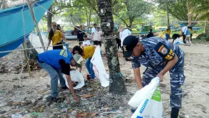 Personil anggkat laut dan warga saat aksi bersih-bersih di Pantai Ujunggenterng, Kabupaten Sukabumi | Foto : Dok. Warga
