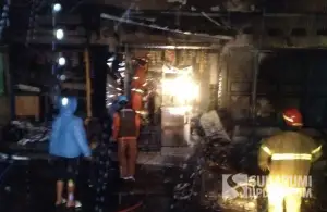 Petugas Damkar saat memadamkan api yang melalap warung kelontong, pom mini dan 5 motor di Cicurug Sukabumi. (Sumber Foto: Istimewa)