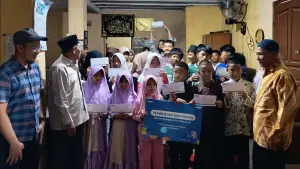 PT PNM Cabang Sukabumi memberikan santunan kepada anak yatim di panti asuhan yang berada di Kota Sukabumi. | Foto: PT PNM Cabang Sukabumi