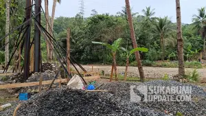Kondisi terkini pembangunan Jembatan Cigadung di Kampung Bantargadung Girang, Desa Bantargadung, Kecamatan Bantargadung, Kabupaten Sukabumi, Senin (14/7/2025). | Foto: SU/Ilyas Supendi