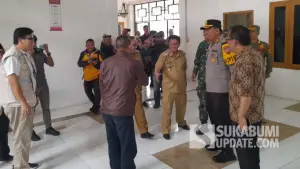 Kapolres Sukabumi AKBP Samian dan unsur Forkopimcam di rumah singgah lokasi retret pelajar Kristen di Kampung Tangkil RT 04/01 Desa Tangkil, Kecamatan Cidahu, Kabupaten Sukabumi, Senin (14/7/2025). | Foto: SU/Ibnu Sanubari
