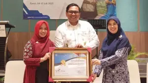 Tim DP2KBP3A Kota Sukabumi menerima piagam penghargaan. | Foto: Instagram/@dp2kbp3a_kotsi