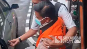 Kepala DLH Kabupaten Sukabumi, Prasetyo, saat dibawa ke Lapas Warungkiara setelah ditetapkan menjadi tersangka kasus dugaan korupsi oleh Kejari Kabupaten Sukabumi pada Senin (14/7/2025). | Foto: SU/Ibnu Sanubari