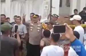 Momen Kapolsek Cidahu AKP Endang Slamet membuat pernyataan yang dinilai provokatif saat membubarkan massa pascainsiden perusakan rumah retret pelajar kristen di Desa Tangkil Sukabumi. (Sumber Foto: Tangkapan layar video/Istimewa)